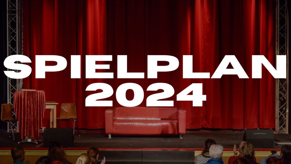 Auf einer von roten Vorhängen gesäumten Bühne der freien Spielstätte steht ein rotes Sofa. Davor sieht man ein klatschendes Publikum. Darüber wurde der Text "Spielplan 2024" eingefügt.