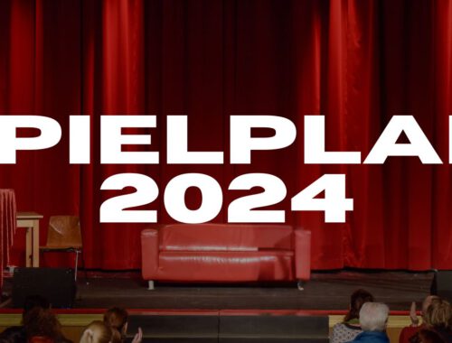 Auf einer von roten Vorhängen gesäumten Bühne der freien Spielstätte steht ein rotes Sofa. Davor sieht man ein klatschendes Publikum. Darüber wurde der Text "Spielplan 2024" eingefügt.